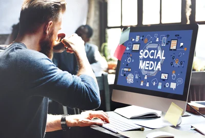 Social media retele sociale la locul de munca birou FOTO Shutterstock