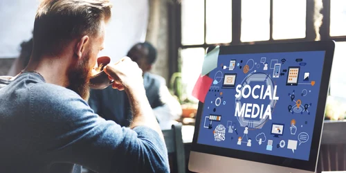 Social media retele sociale la locul de munca birou FOTO Shutterstock