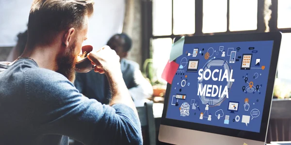 Social media retele sociale la locul de munca birou FOTO Shutterstock