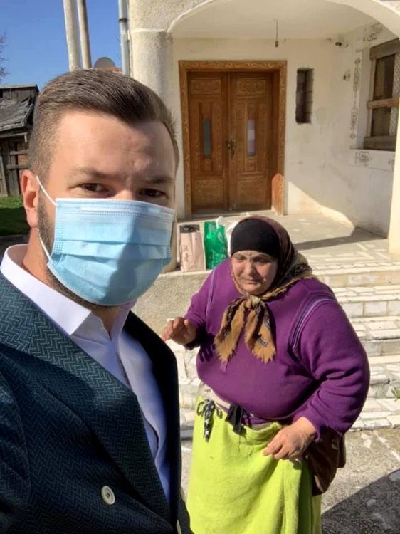 Un tânăr a ajutato pe bătrână. FOTO: Arhivă personală