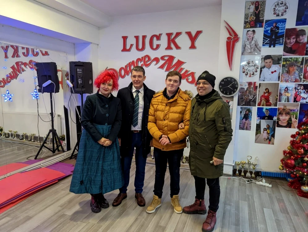 Alessandro Mucea, alături de profesoara Mihaela Tertelici, compozitorul Sergiu Rudick şi primarul Leonard Achiriloaie FOTO Lucky Dancee