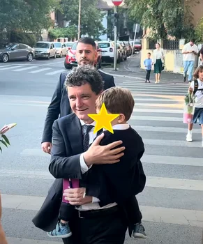 Nicușor Dan cu Antim în prima zi de școală. FOTO: captură de ecran