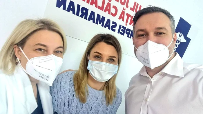 Natalia(în mijloc), medic pediatru a fugit cu copilul din Odessa FOTO Facebook/Bogdan Mihai