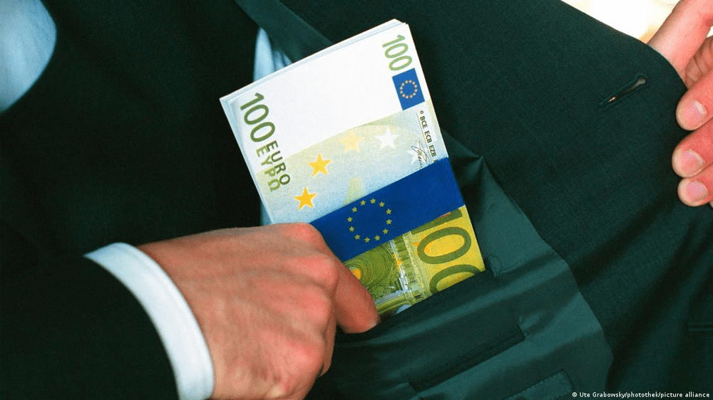 Opinie: Abuzul în serviciu și hoții din politica românească