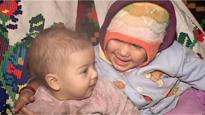 
    Scene de groază sub privirile unor fetiţe de 2 ani şi jumătate, respectiv 6 luniFoto: www.actualmm.ro  