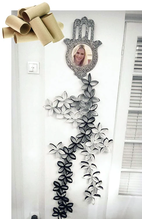 Peretele balconului a fost decorat cu dopuri de la cutiile de lapte. Acestea au fost lipite foarte uşor cu pistolul de silicon