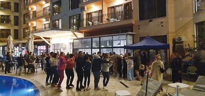 Seara au făcut hore pe muzică românească. Foto: Ovidiu Oprea