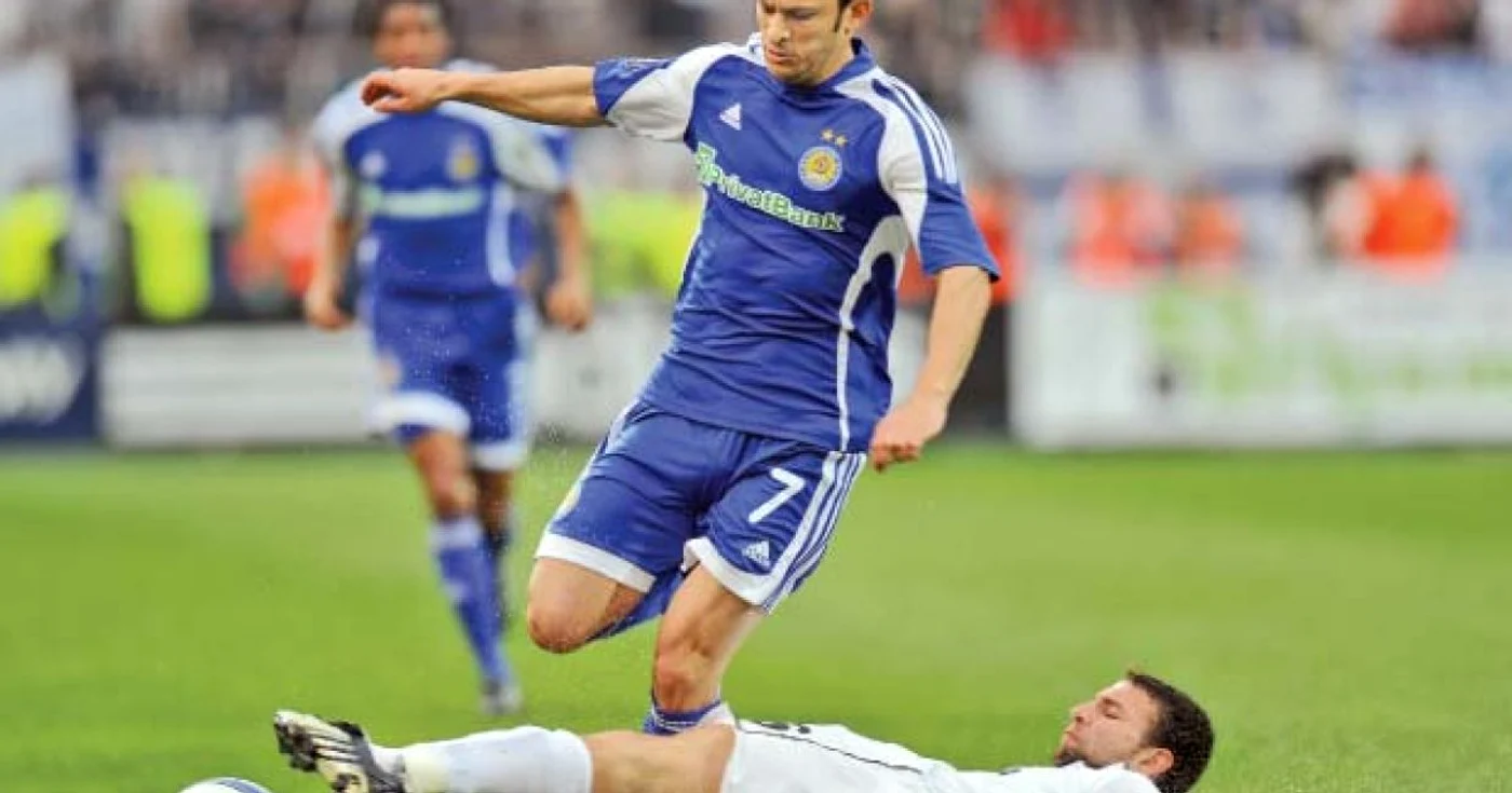 Răzvan Raţ (la pământ) a avut mereu de furcă în meciurile de la Kiev cu Dinamo  