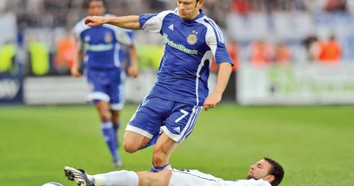 Răzvan Raţ (la pământ) a avut mereu de furcă în meciurile de la Kiev cu Dinamo
