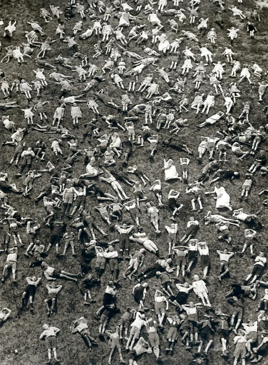 Kinder in einem Feriendorf, Martin Munkacsi,1929 FOTO thisiscolossal.com