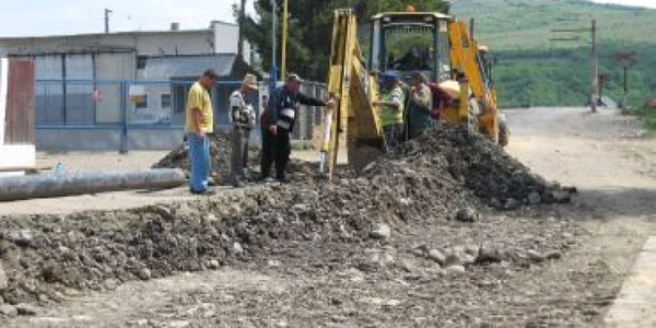 Lucrările de extindere a reţelelor de apă şi canalizare vor începe în primăvara lui 2011