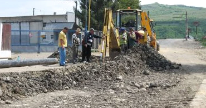 Lucrările de extindere a reţelelor de apă şi canalizare vor începe în primăvara lui 2011