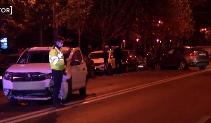 
    Din cele opt mașini lovite, cinci erau parcate pe marginea șoselei.Foto: captură Observator  