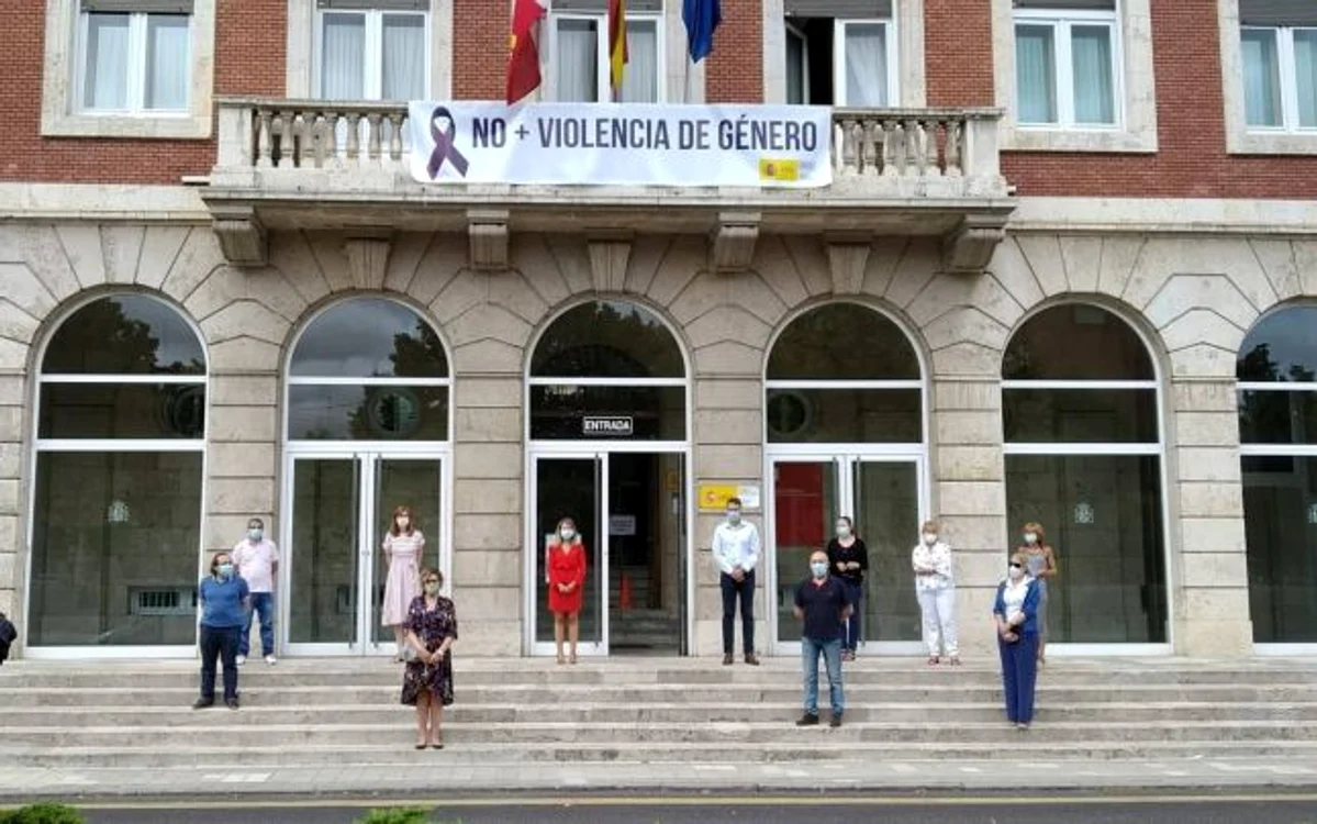 Angajaţii Prefecturii Palencia au ţinut un minut de reculegere în memoria Alinei