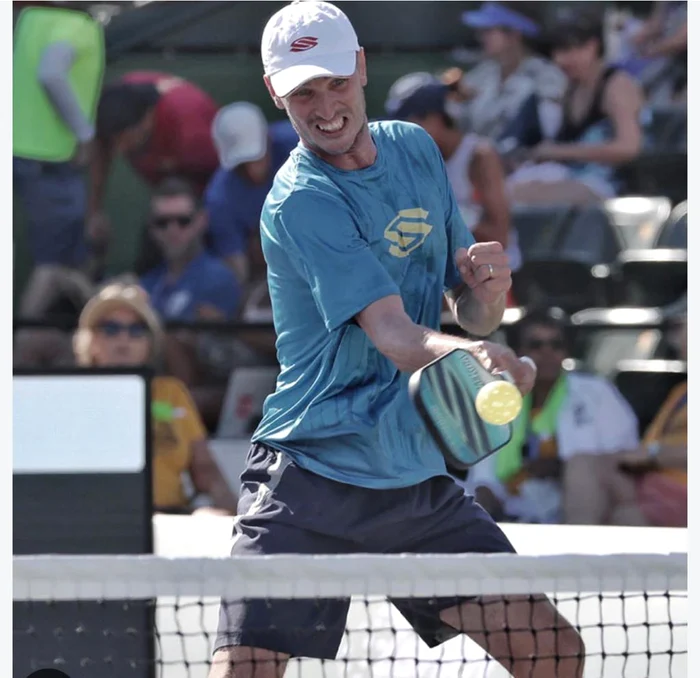 Andrei Dăescu, în timpul unui meci de pickleball