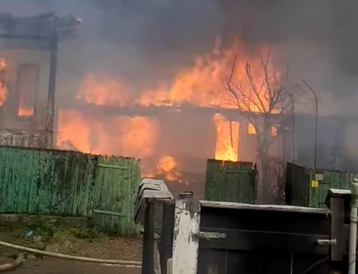 Zeci de case au fost distruse de flăcări