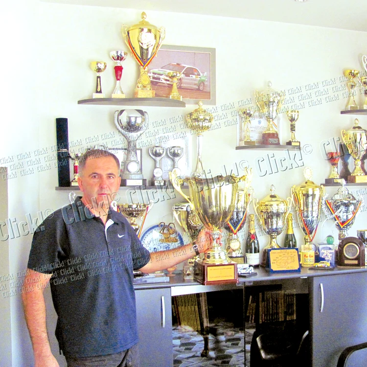 În birou a pus la loc de cinste cele mai dragi trofee