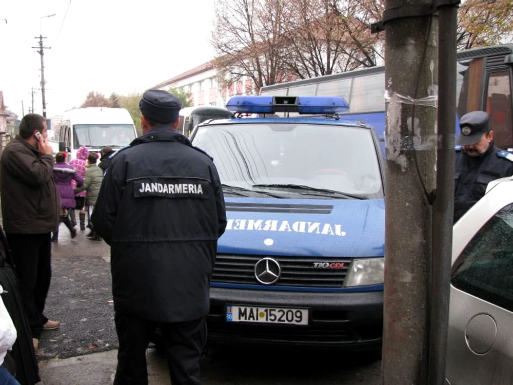 
    Jandarmii l-au amendat pe reclamantul cherchelit (foto: arhivă Jandarmeria Alba Iulia)  