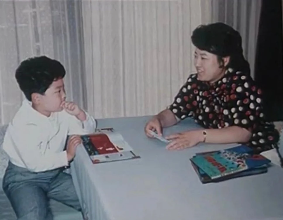 Kim jong un copil alaturi de mama sa jpg