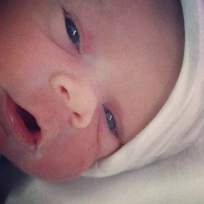 Copilul s-a născut la 12.50, iar Mădălina a publicat imediat pe mai multe rețele de socializare o primă poză cu bebelușul