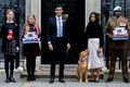 Cățelușa Nova, alături de premierul britanic jpg