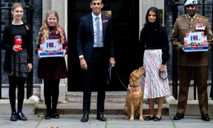 Cățelușa Nova, alături de premierul britanic jpg