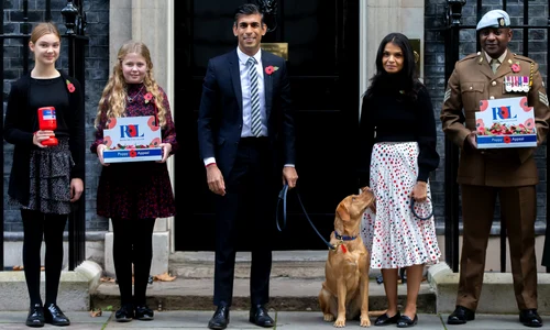 Cățelușa Nova, alături de premierul britanic jpg