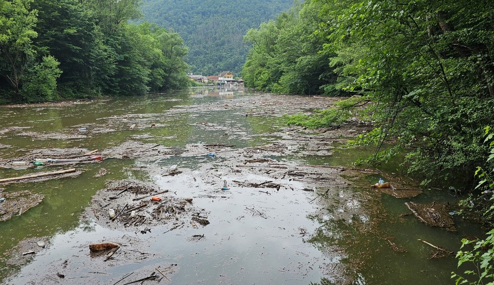 Cod galben de inundaţii pe râuri din şapte judeţe, până duminică seara