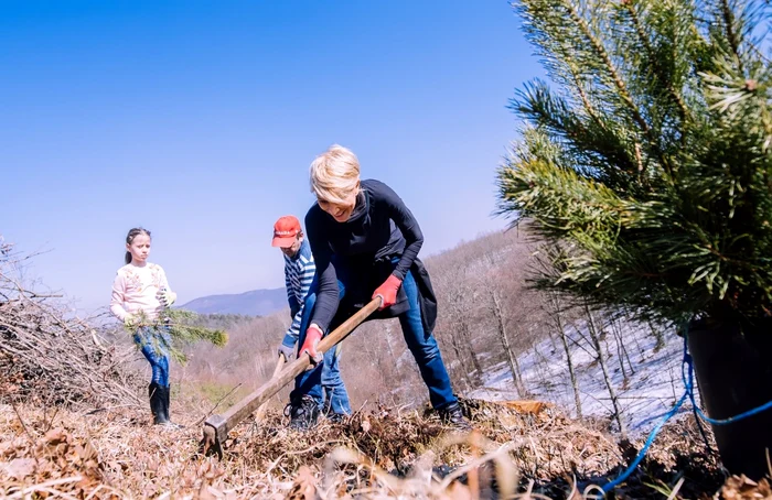 
    Raluca Turcan a participat la împădurire purtând mască doar din când în cândSursa foto: Facebook/Raluca Turcan   
