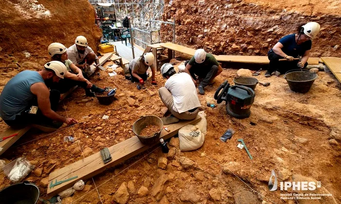 Săpături arheologice la Gran Dolina din Spania, unde cercetătorii au găsit dovezi de canibalism la adulții de Homo antecessor (© Maria D. Guillén / IPHES-CERCA)