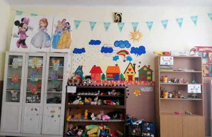 Educatoarea din Craiova a pictat pereţii grădiniţei