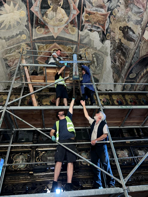 Demontarea iconostasului de la biserica Mănăstirii Sf. Ioan cel Nou din Suceava