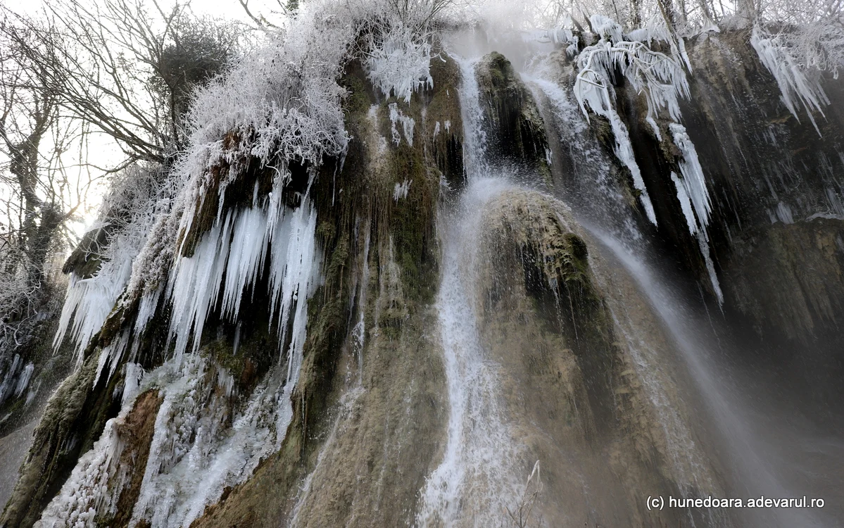 Cascada termală Clocota. Foto: Daniel Guță