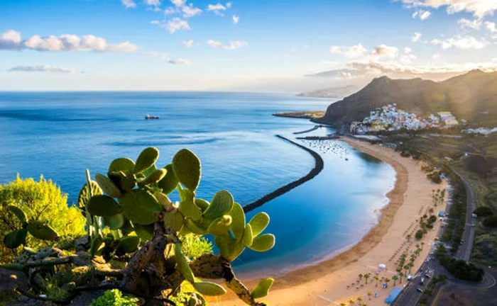 Panoramă cu plaja Las Teresitas din Tenerife Spania Foto Arhiva Adevărul