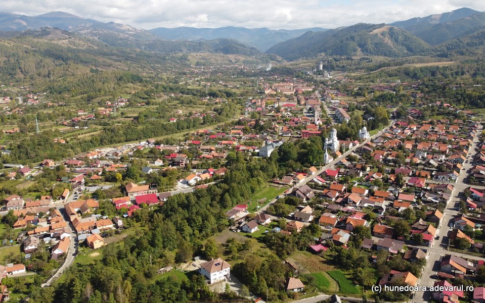 Lonea, ținutul cărbunelui cu mină de 150 de ani. Locul atractiv de la poalele munților Parâng și Șureanu VIDEO