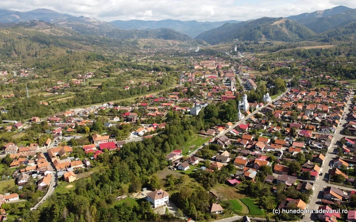 Lonea, poarta de intrare în munții Parâng și Șureanu. Foto: Daniel Guță. ADEVĂRUL