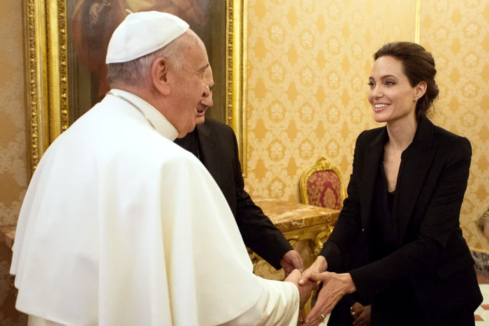 
    Angelina Jolie a fost foarte emoţionată de întâlnirea cu papaFoto: AP  