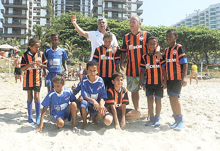 Pe Copacabana, copiii au primit echipament de la ucraineni