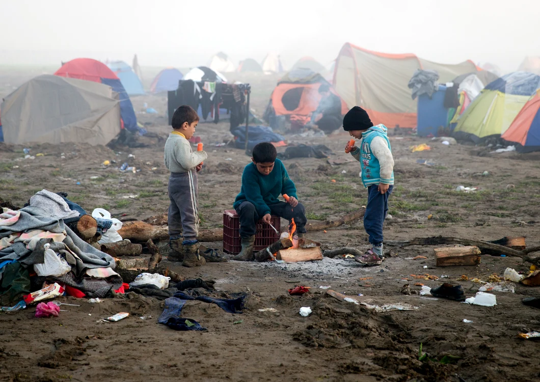 Pentru a se încălzi, imigranții ard diverse materiale din lemn, plastic, pungi și haine vechi