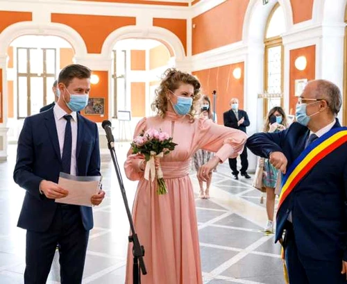 Edilul a oficiat primele căsătorii după ridicarea stării de urgență Foto: Facebook / Emil Boc