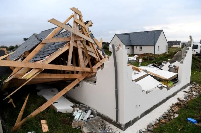 Casă distrusă după trecerea furtunii Aurore FOTO Fred TANNEAU / AFP