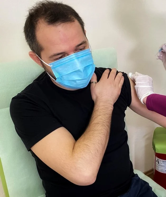 
    Pentru că în oraşele mari locurile se epuizează rapid, oamenii «vânează» vaccinul prin alte localităţi  