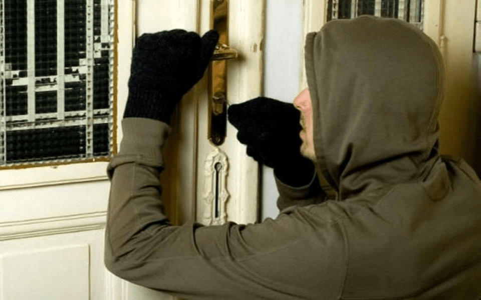 Bătrânelul hoțoman. A furat bijuterii de mii de lei dintr-un apartament folosindu-se de chei potrivite