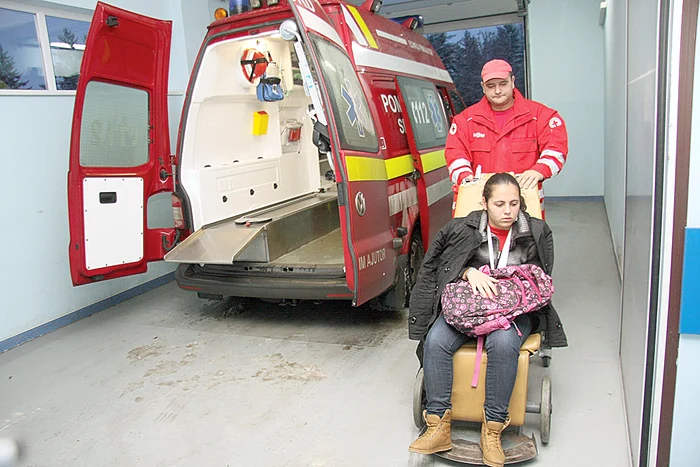 ARGEŞ – Nouă persoane au ajuns la spital și au primit îngrijiri medicale după ce au căzut în râpa de 3 metri