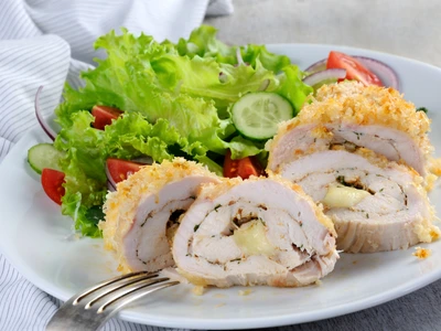Rulada de pui cu parmezan  Sursa foto shutterstock 1086425381 jpg