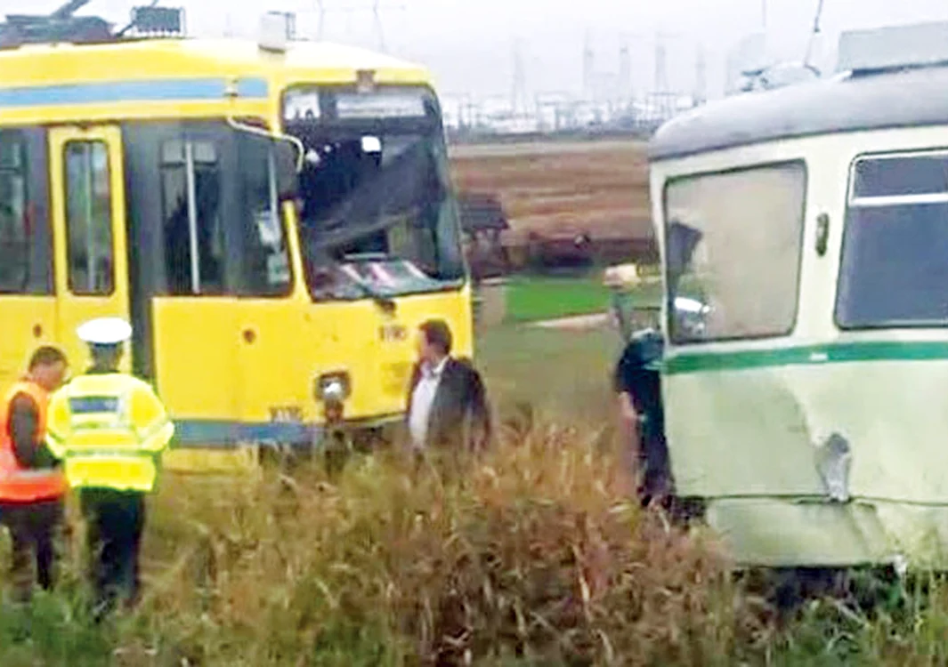 
    Arad. Două tramvaie  s-au tamponat după  ce unul a rămas fără  frâne (captură protv)  