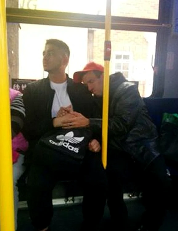 Bărbatul cu dizabilități l-a ținut de mână pe tânăr tot drumul