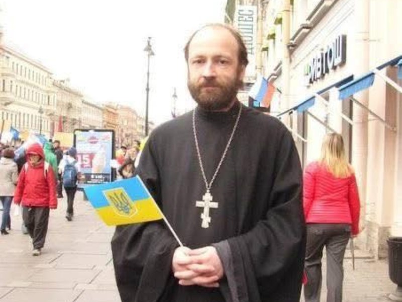 Un preot rus a fost arestat în timpul slujbei pentru că s-a fotografiat cu drapelul Ucrainei. „Mai bine să muriți pentru Hristos”