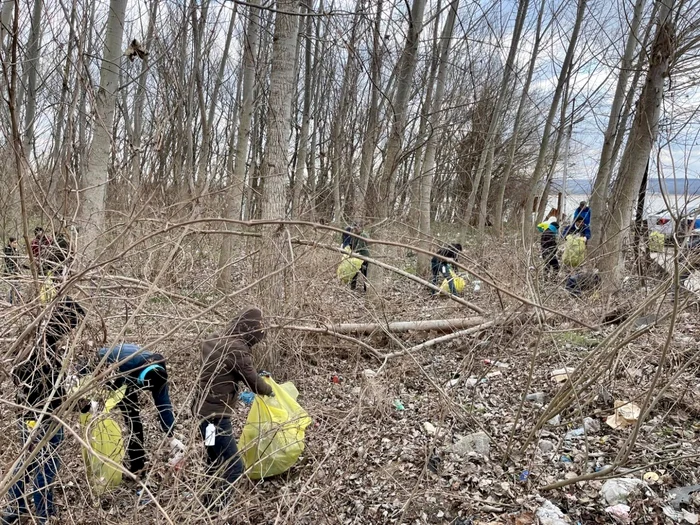 Acţiune de ecologizare în zona Chiciu FOTO Facebook/M.D.