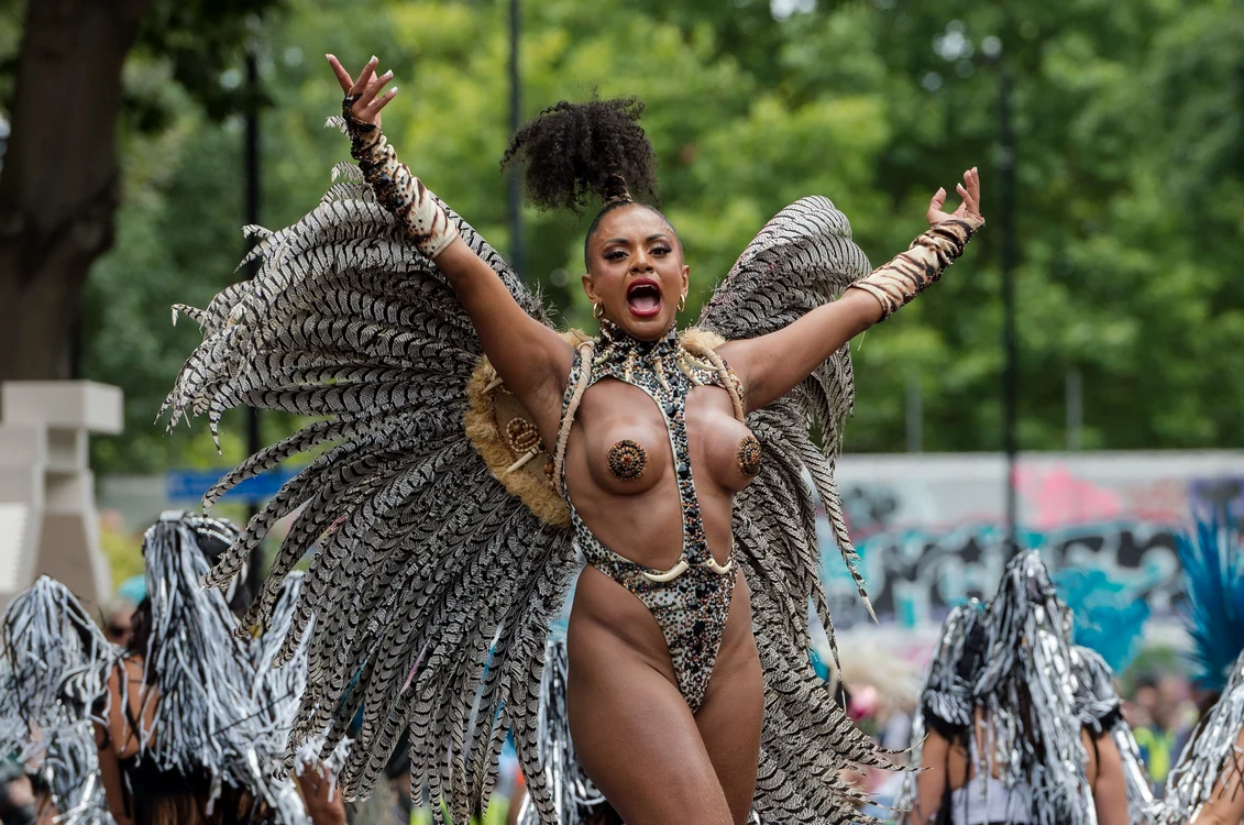 Femeile s-au îmbrăcat în costume sumare de carnaval